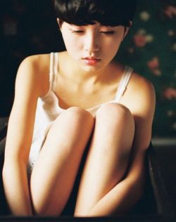 强行扒开她双腿撕烂内裤