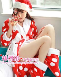 揉捏穆桂英双乳三级视频