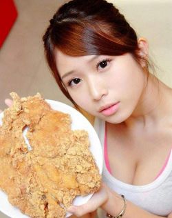 美女扒开胸罩露出奶头照片没遮挡