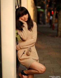 白嫩裸足美女